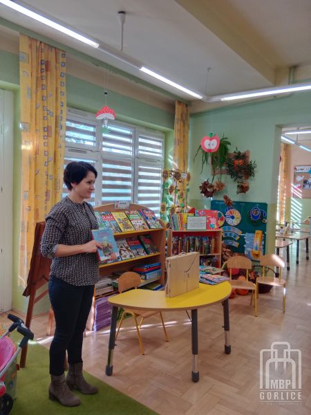 bibliotekarka wita dzieci i informuje o projekcie „Mała książka wielki człowiek”