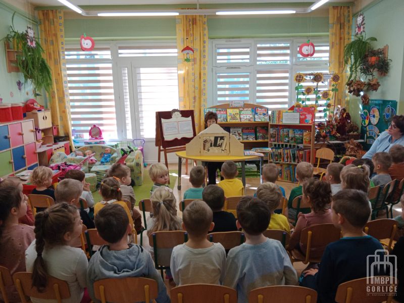bibliotekarka czyta dzieciom bajkę z wykorzystaniem teatrzyku Kamishibai