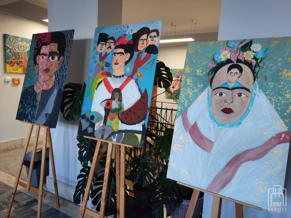 wystawa prac inspirowanych postacią i twórczością meksykańskiej malarki Fridy Kahlo, powstałych podczas zajęć, 3 obrazy na sztalugach