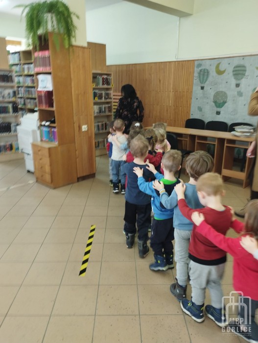 Dzieci zwiedzają bibliotekę