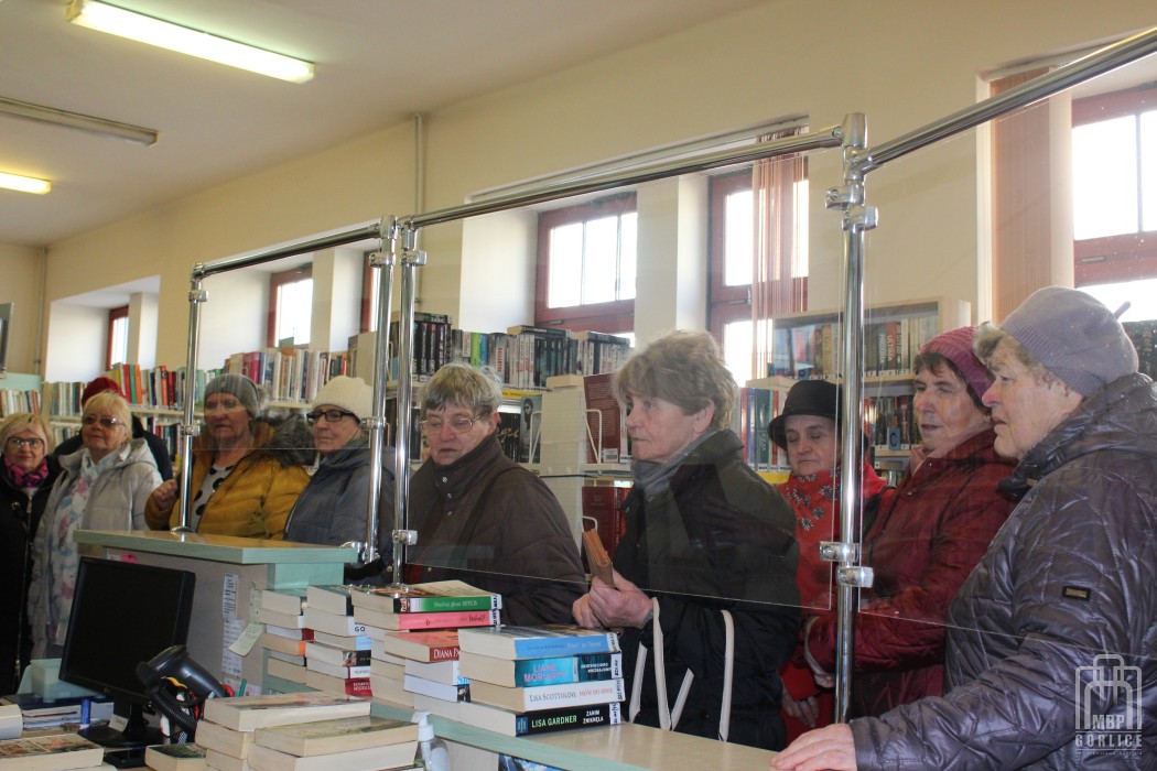 seniorzy z Ropicy Rolskiej zwiedzaja Bibliotekę