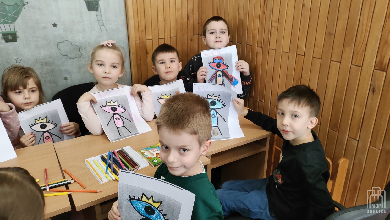 dzieci prezentują swoje prace