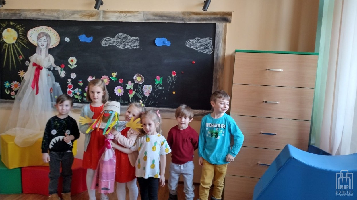 dzieci prezentują wykonaną marzanne