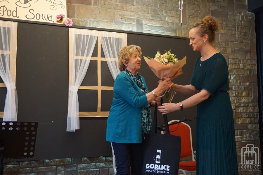 11 Barbara Gabryel-Dorrell otrzymuje kwiaty i podziękowania od dyrektora MBP w Gorlicach