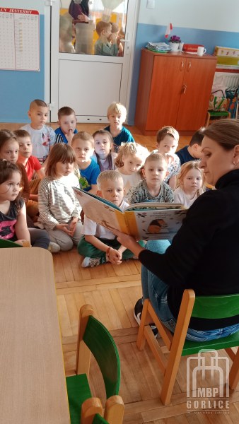 Bibliotekarka czyta przedszkolakom