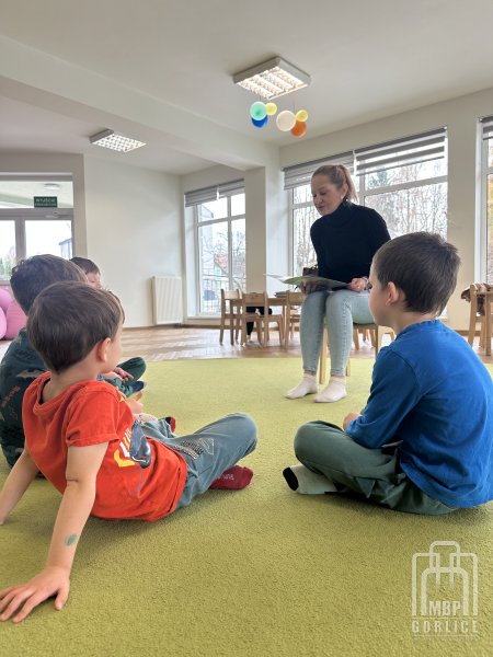 Biblioteka Gorlice, Bibliotekarka czyta przedszkolakom