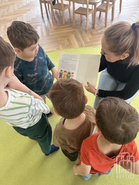 Biblioteka Gorlice, Bibliotekarka pokazuje obrazki z bajki