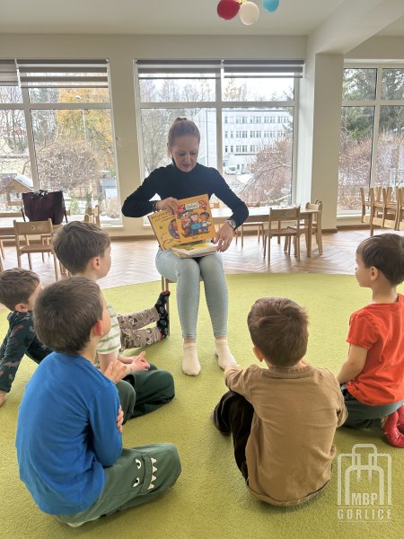 Biblioteka Gorlice, Bibliotekarz opowiada o akcji MAŁA KSIĄŻKA WIELKI CZŁOWIEK I TATA TEŻ CZYTA zachęcając dzieci do udziału