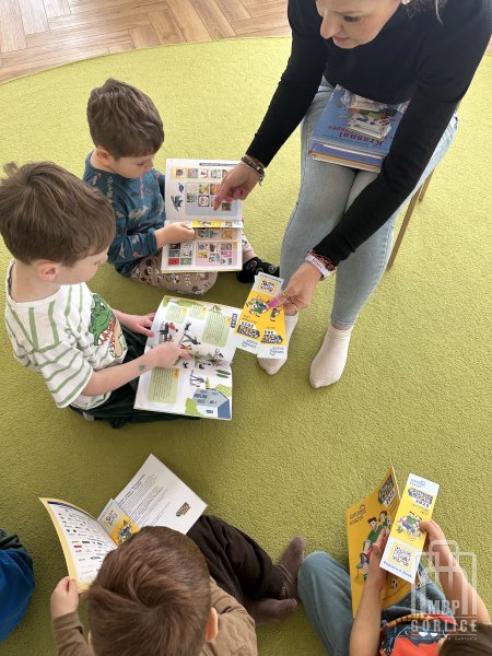 Biblioteka Gorlice, Bibliotekarz opowiada o akcji MAŁA KSIĄŻKA WIELKI CZŁOWIEK I TATA TEŻ CZYTA zachęcając dzieci do udziału