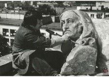 Powiększ zdjęcie Zdzisław Tohl na dachu I Liceum Ogólnokształcącego im. Marcina Kromera podczas renowacji królewskich głów; 1986 rok