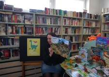 Powiększ zdjęcie Bibliotekaraka pokazuje książki o dinozaurach