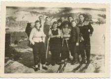 Powiększ zdjęcie Maria Boczek i Zosia Zawadzka (wnuczka Długosza) ze znajomymi w Zakopanem; skiing (furmanka i narty); 1939 rok