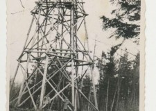 Powiększ zdjęcie Wieża triangulacyjna w Kornutach; lata 50. XX wieku
