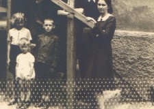 Powiększ zdjęcie Rodzina Kurków na zapleczu konsumu w Gliniku