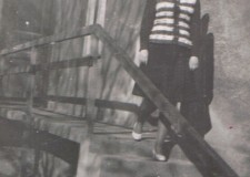 Powiększ zdjęcie Ciocia Wanda na schodach poczty — dawny konsum w Gliniku