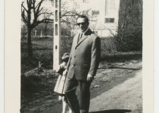 Powiększ zdjęcie Bronisław Mrozek z córką na spacerze na ul. Krakowskiej; 1965 rok