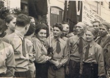 Powiększ zdjęcie 1 maja 1937 r. — pierwsza z prawej mama, w środku wujek Staszek