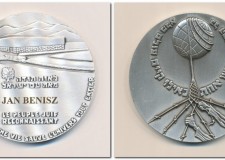 Powiększ zdjęcie Awers i rewers medalu Sprawiedliwy Wśród Narodów Świata