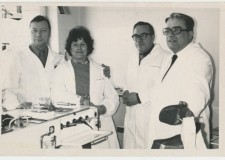 Powiększ zdjęcie Specjalistyczna Przychodnia Przyszpitalna w Gorlicach; od lewej Bogusz, stomatolodzy Genowefa i Bronisław Mrozkowie oraz technik dentystyczny Brzozowski