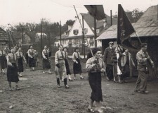 Powiększ zdjęcie 1 maja 1937 r. — wymarsz pochodu spod kortów w Gliniku