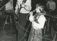 Powiększ zdjęcie Piotr Nowak z córką Marysią śpiewającą „Dziś prawdziwych Cyganów już nie ma”, za co otrzymała nagrodę publiczności; Łużna
