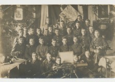 Powiększ zdjęcie Jerzy Andruch — piąty w drugim rzędzie od lewej; 1920 rok