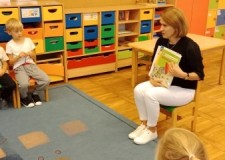 Powiększ zdjęcie Bibliotekarka czyta przedszkolakom w ramach akcji CPCD