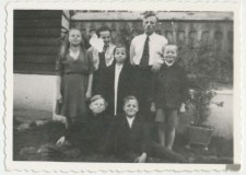 Powiększ zdjęcie Rodzina Bugnów — pierwszy z lewej Michał Bugno; Zagórzany 15 września 1947 rok