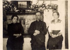 Powiększ zdjęcie Piotr Janiow z żoną Wacławą i córką Ireną; plebania w Hnyłej na Ukrainie
