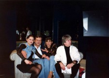 Powiększ zdjęcie Program „Szansa na sukces” — jurorzy z laureatką. Od lewej: laureatka, Piotr Nowak, Mira Kubasińska, Krzysztof Dłutowski po koncercie w Operze Leśnej w Sopocie; ok. 1993 rok
