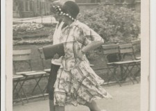 Powiększ zdjęcie Siostry Smokowskie w Krakowie na plantach; 6 sierpnia 1930 rok
