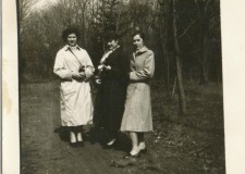 Powiększ zdjęcie Trzy przyjaciółki od przedszkola: Halina Andruch-Wójtowicz, Barbara Hudzik-Dziurkowska, Anna Wygrzywalska; 1956 rok