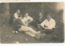 Powiększ zdjęcie Trzeci od lewej Jerzy Andruch z pracownikami firmy Przedsiębiorstwo Wyrobów Terazzowych i Xylolitowych — 1935 rok
