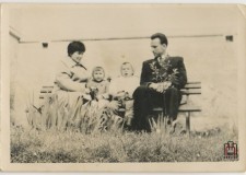 Powiększ zdjęcie Zofia i Jan Przybylscy z synem; ok. 1966 rok