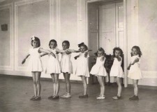 Powiększ zdjęcie Dziewczęcy zespół taneczny przy Zakładowym Domu Kultury; ostatnia na zdjęciu — siostra Iwonka; 1955 r.
