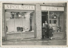 Powiększ zdjęcie Z lewej siostra Michała Bugny — Wiktoria; sklep przy ul. 3 Maja, Gorlice