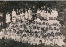 Powiększ zdjęcie W ogrodzie klasztornym z ks. gwardianem o. Ludwikiem Szelągowskim. Z prawej strony, w trzecim rzędzie od dołu, w stroju krakowskim Hilda Augustowska; Biecz 1936 rok