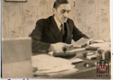 Powiększ zdjęcie Jan Benisz podczas pracy w Biurze Aprowizacyjnym; 1940 rok