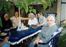 Powiększ zdjęcie Siostra Józefa w otoczeniu sióstr misjonarek