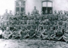 Powiększ zdjęcie Szpital Legionów Polskich w Lublinie; Stanisław Haluch siedzi trzeci od lewej w drugim rzędzie; listopad 1915 rok