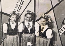 Powiększ zdjęcie Przed występem na scenie; z prawej strony siostra Iwonka z koleżankami