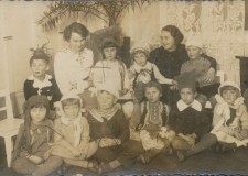 Powiększ zdjęcie Drugi z prawej Stanisław Fus w przedszkolu