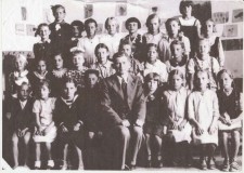 Powiększ zdjęcie Klasa IV z nauczycielem Gabrielem Ogorzałym. Trzecia od lewej w dolnym rzędzie Hilda Wilk (Augustowska); Biecz 1943 rok