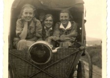 Powiększ zdjęcie Powrót z kolonii w Wysowej; w środku Maria Boczek, po prawej Marysia Rzichówna i Lala Turowicz; lipiec 1937 rok