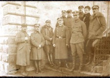 Powiększ zdjęcie Pierwszy od lewej Józef Mrozek — legionista na froncie w Serbii i Hercegowinie