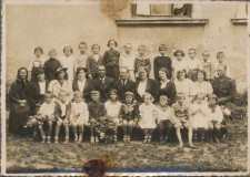 Powiększ zdjęcie Od lewej mama Stanisława Fusa; w pierwszym rzędzie od lewej Stanisław Fus