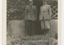 Powiększ zdjęcie Przed siedzibą Leśnictwa Państwowego w Bielance, od lewej Józef Jagoda z gajowym Eliaszem Stefanowskim; lata 50. XX wieku