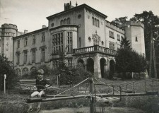 Powiększ zdjęcie Dom Dziecka w Zagórzanach (Pałac Skrzyńskich); fot.: Zbigniew Kot, lata 70. XX wieku