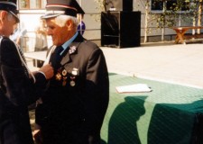 Powiększ zdjęcie Roman Czyżykiewicz otrzymuje odznaczenie strażackie; 1994 rok