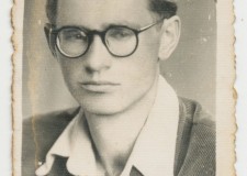 Powiększ zdjęcie Ludomir Mazela (na odwrocie zdjęcia jest napisane: „Miluśce — L., Kielce, dn. 6 kwietnia 1954 roku”)